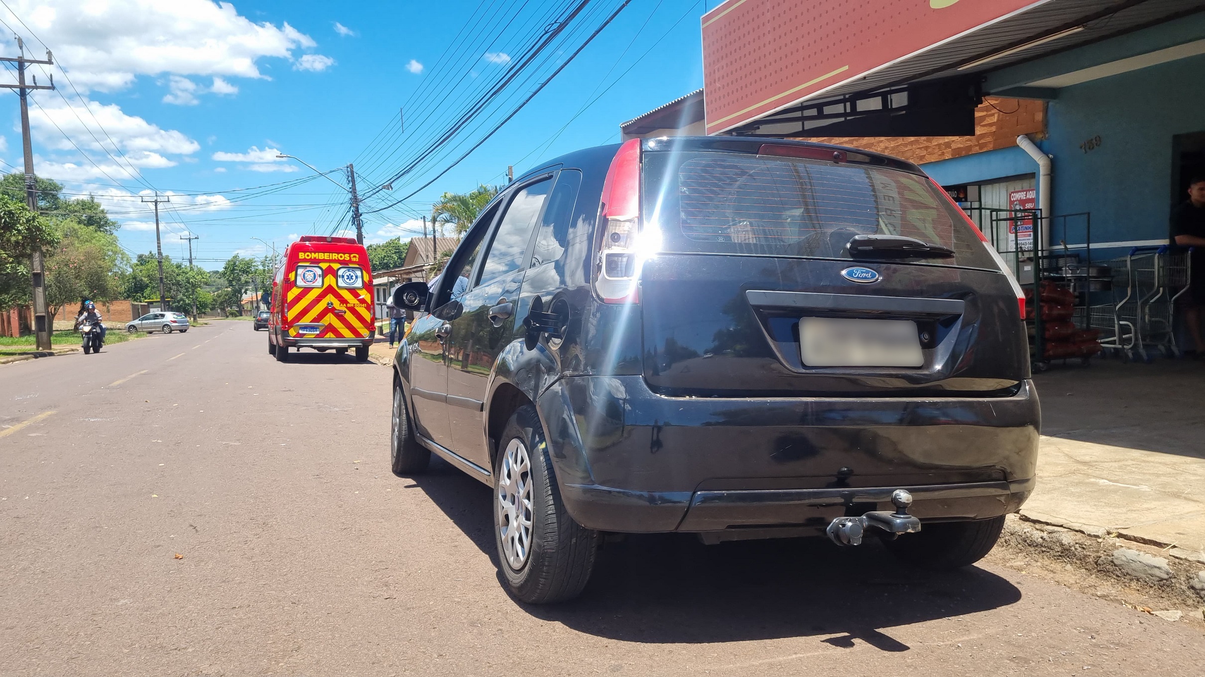 Motociclista fica ferido ao atingir Fiesta estacionado na Rua Pedro Baú
