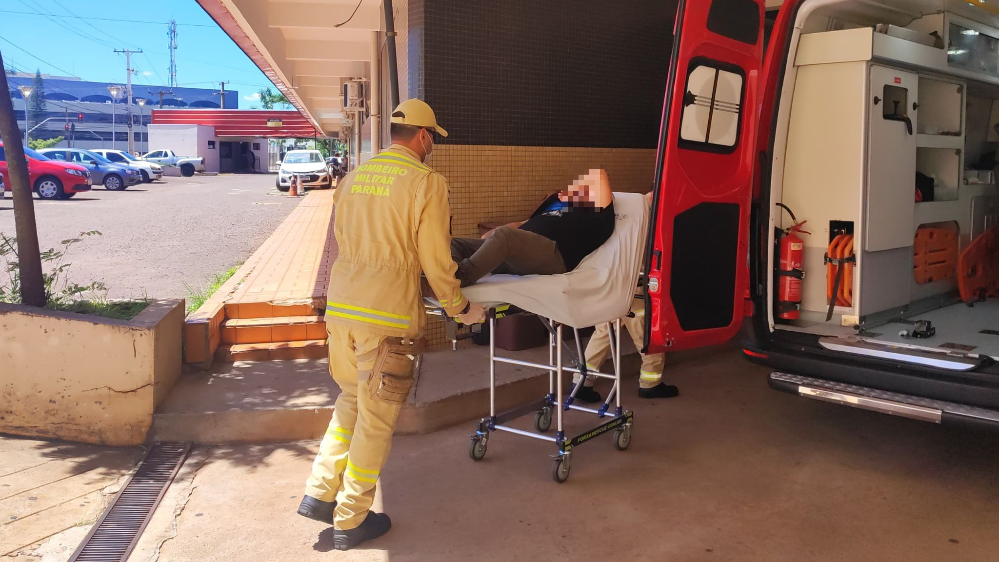 Com um corte na cabeça, homem é socorrido pelo Siate na Rua Tamoios
