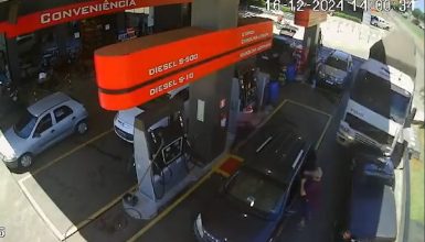 Imagem referente a Vídeo: Carreta invade posto de combustíveis, colide contra carros e quase atropela motoristas