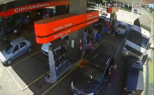 Imagem referente a Vídeo: Carreta invade posto de combustíveis, colide contra carros e quase atropela motoristas