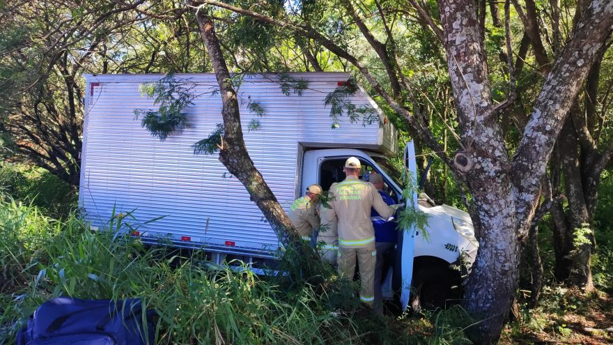 Mal súbito: Caminhoneiro cai em ribanceira e fica gravemente ferido no Jardim Mantovani