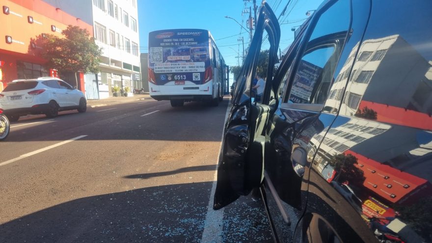 Ônibus colide contra porta de carro aberta na Avenida Carlos Gomes