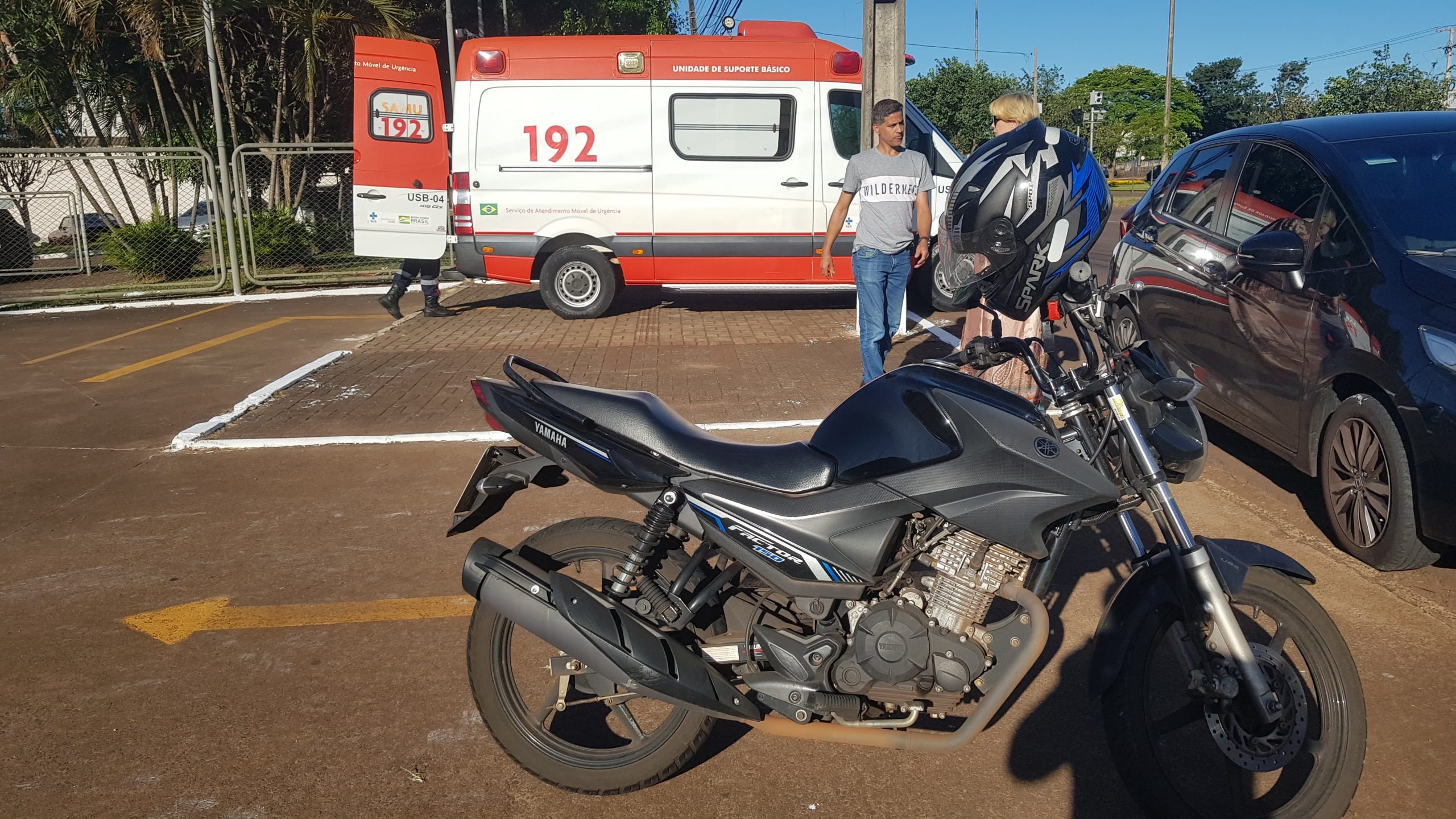 Motociclista sofre queda após frenagem brusca de automóvel na Avenida Tancredo Neves