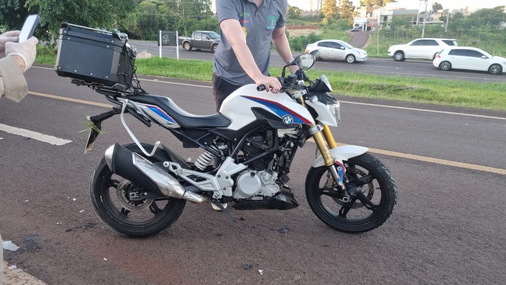 Condutor de moto BMW se envolve em acidente na marginal da BR-277 em Cascavel