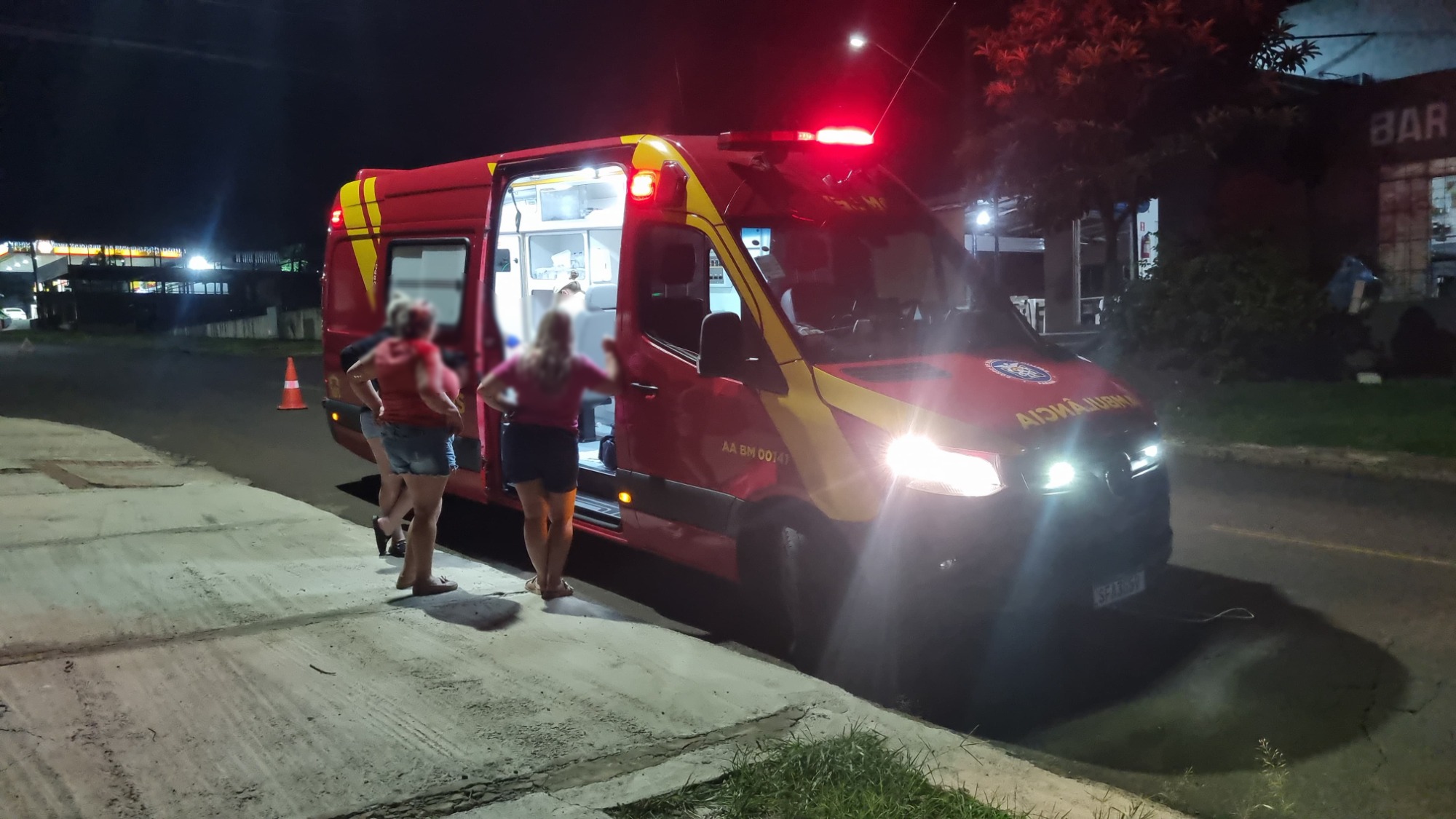 Acidente entre Palio e Mobilete deixa casal ferido no Santa Felicidade