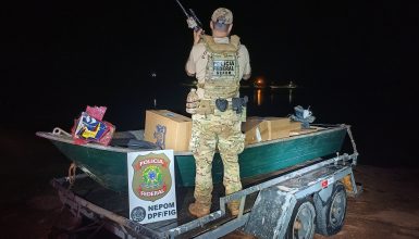 Imagem referente a Embarcação carregada com cocaína e cigarro contrabandeado é apreendida no Lago de Itaipu