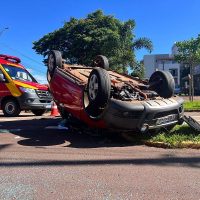 Imagem referente a CrossFox capota em acidente no Jardim Porto Alegre em Toledo