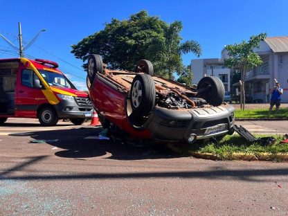 Imagem referente a CrossFox capota em acidente no Jardim Porto Alegre em Toledo