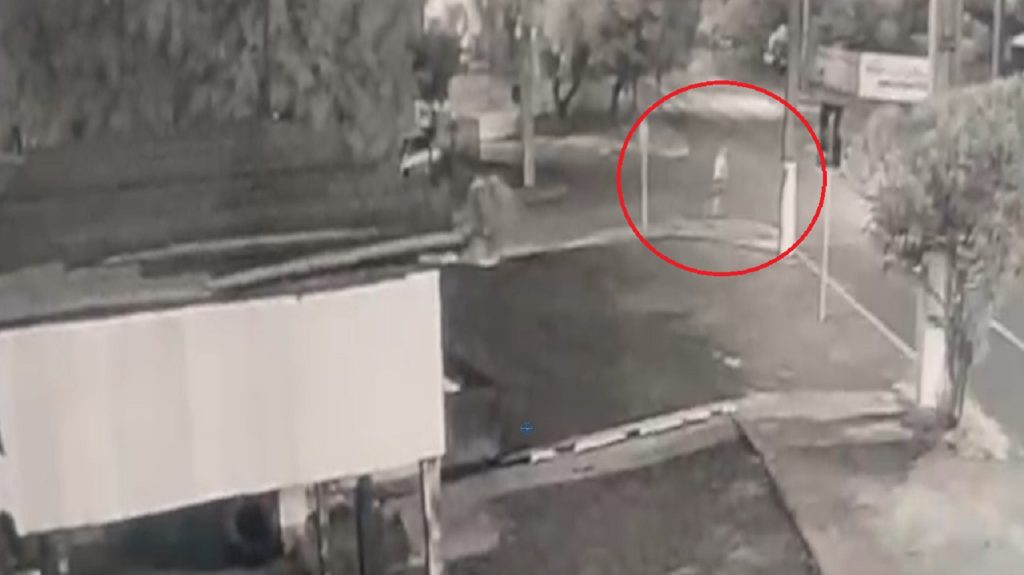 Câmera flagra homem sendo atropelado por carro no bairro Santa Cruz