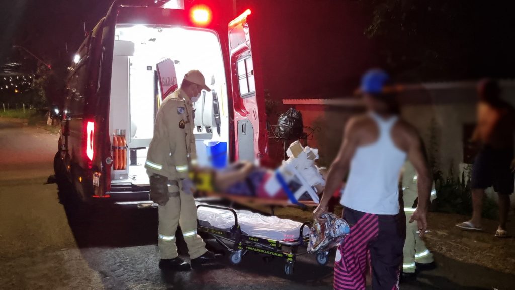Mulher de 52 anos é socorrida após acidente doméstico no Brasmadeira