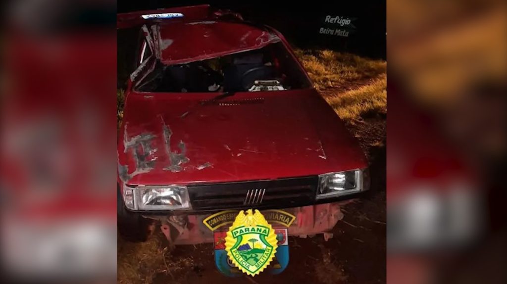 Jovem fica ferida após carro capotar na rodovia PR-272 em Faxinal