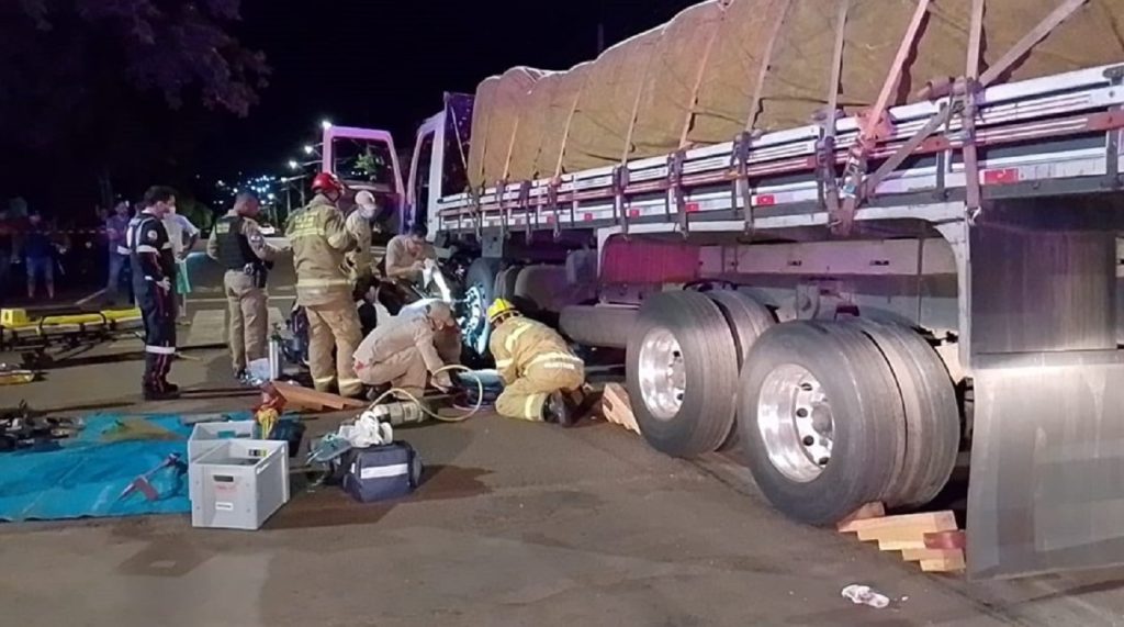 Caminhão bate em moto e arrasta mulher por mais de 20 metros em Campo Mourão