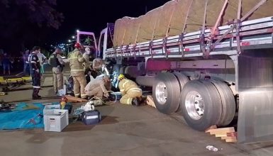 Imagem referente a Caminhão bate em moto e arrasta mulher por mais de 20 metros em Campo Mourão