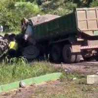 Imagem referente a Casal morre após bater caminhonete contra caminhão caçamba na BR-163