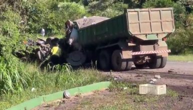 Imagem referente a Casal morre após bater caminhonete contra caminhão caçamba na BR-163