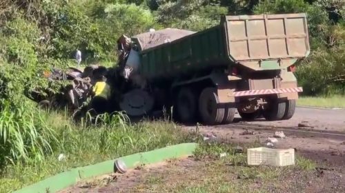 Imagem referente a Casal morre após bater caminhonete contra caminhão caçamba na BR-163