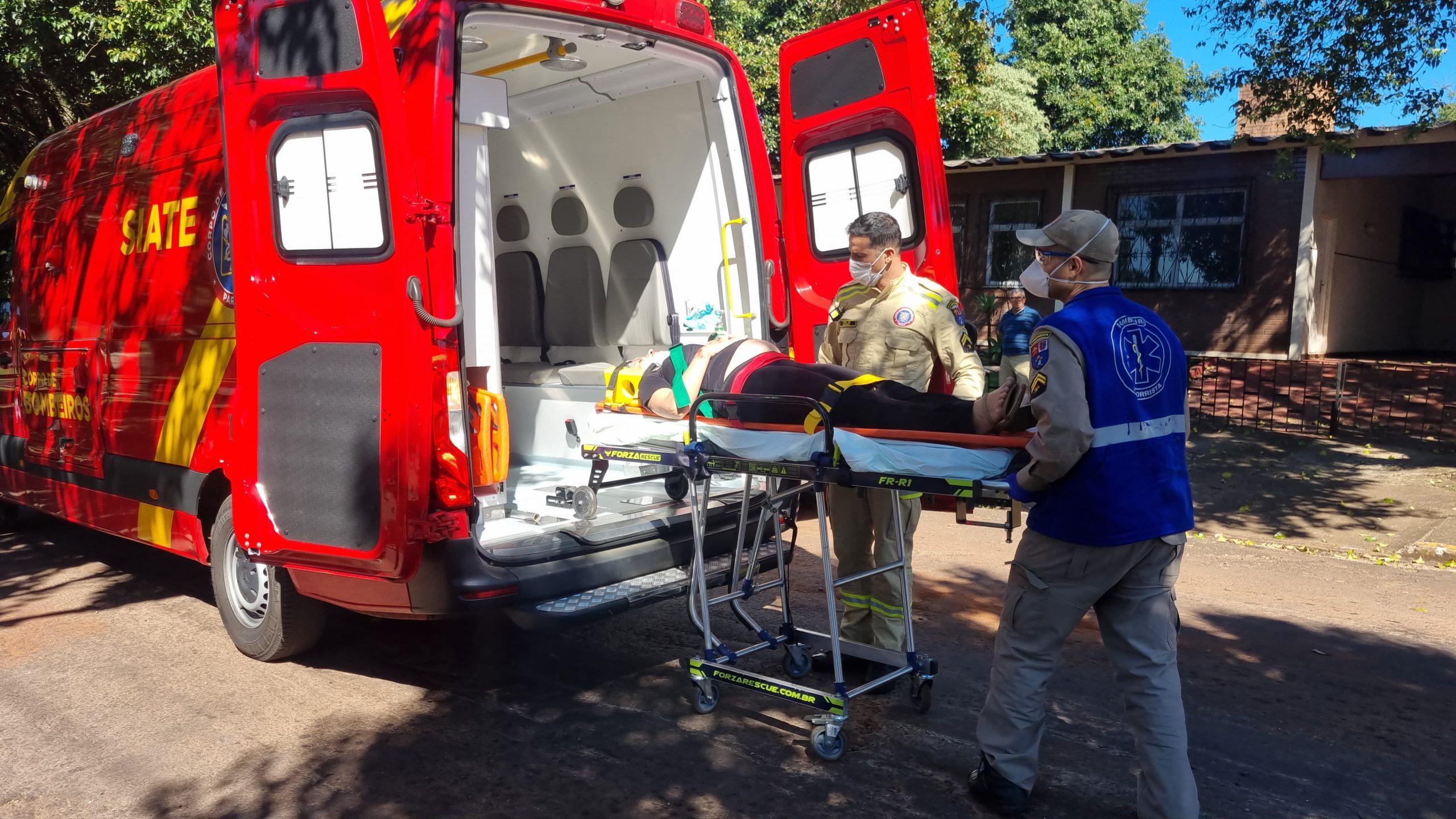 Jovem grávida fica ferida em acidente de trânsito na Rua Bom Jesus