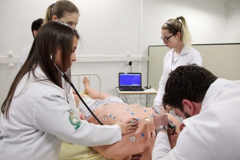 Imagem referente a Governo destina R$ 6 milhões para ensino da medicina com IA e realidade virtual nas estaduais