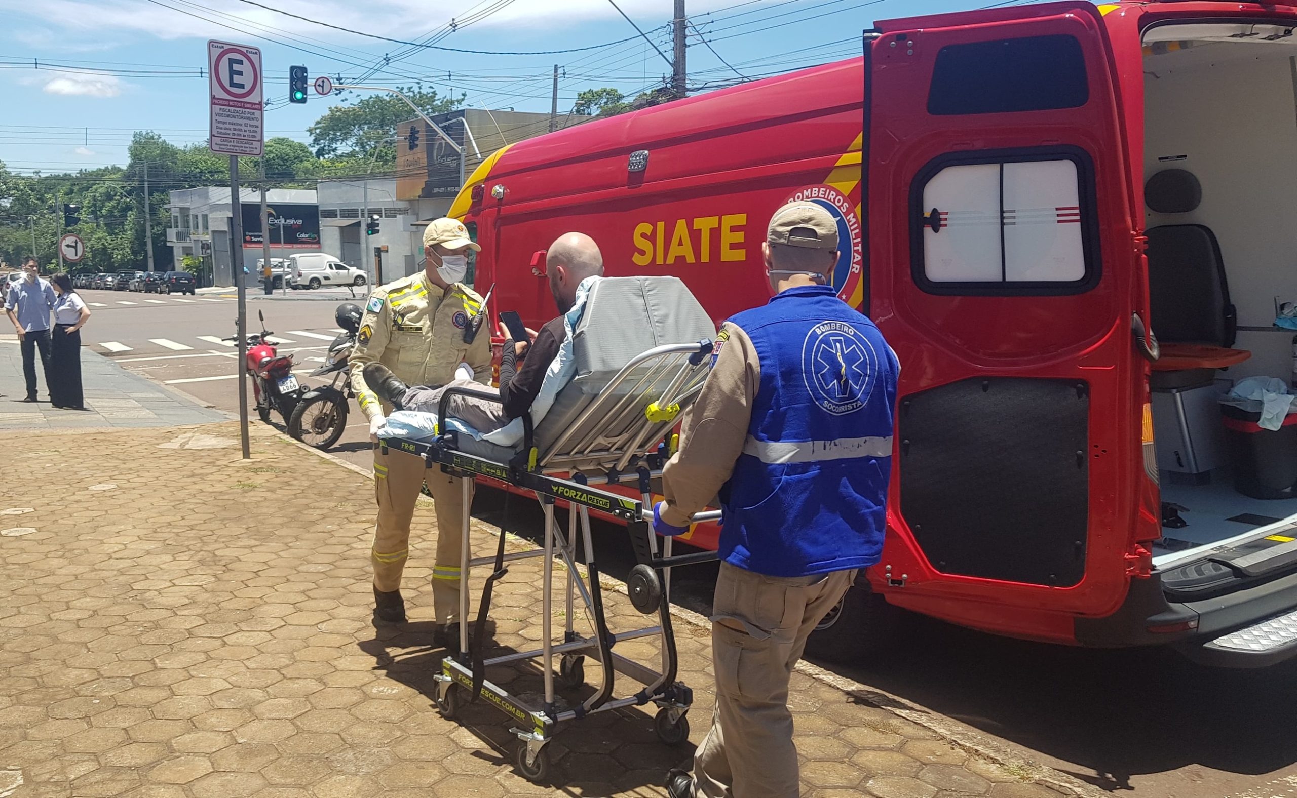 Duas motos e um carro se envolvem em colisão na Rua Rio de Janeiro