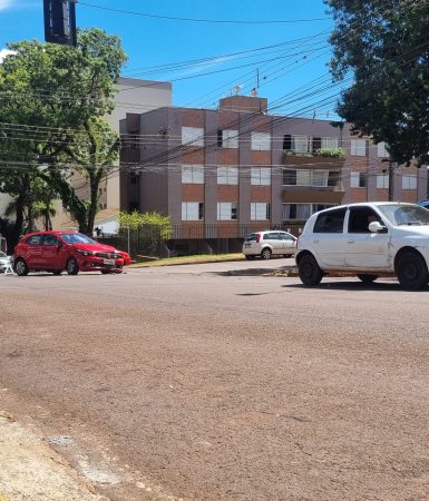 Imagem referente a Acidente entre três carros é registrado na Rua São Paulo