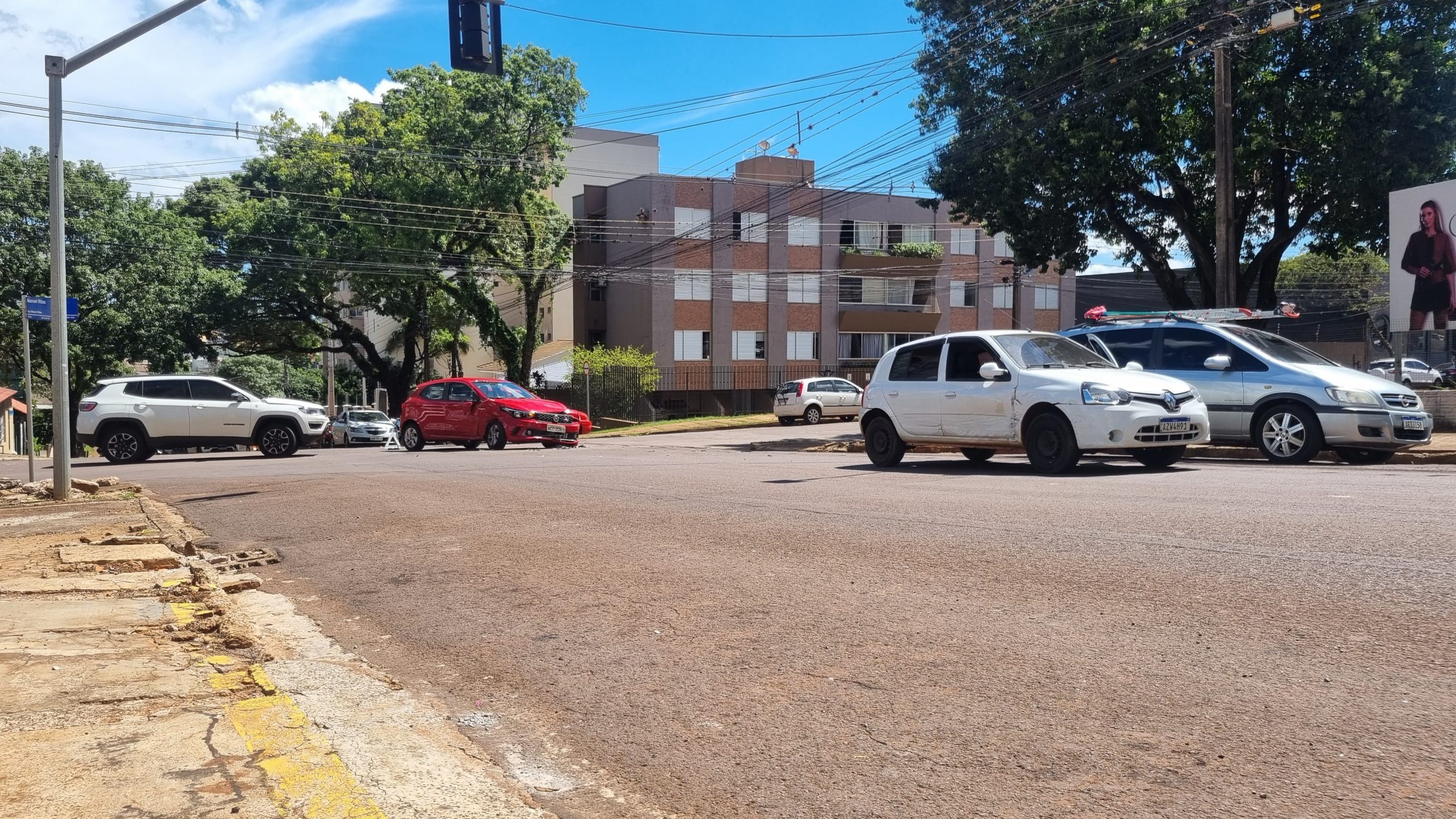 Acidente entre três carros é registrado na Rua São Paulo