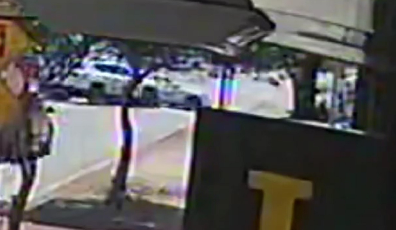 Câmera flagra acidente entre três carros na Rua São Paulo