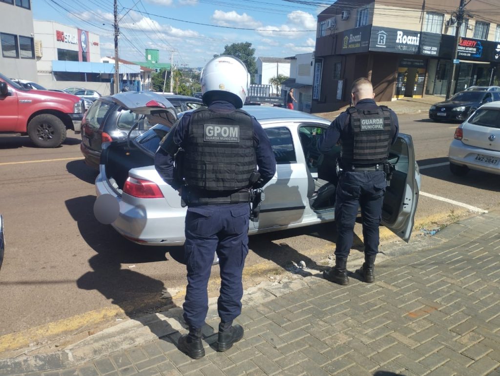 Motorista realiza manobra perigosa é abordado pela GM e preso com drogas