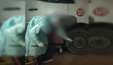 Imagem referente a De jaleco, equipe do Samu troca pneus de ambulância e imagens viralizam