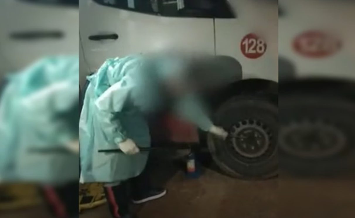 De jaleco, equipe do Samu troca pneus de ambulância e imagens viralizam