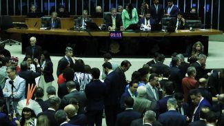 Câmara revoga novo seguro DPVAT e limita bloqueio de emendas