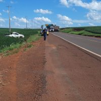 Imagem referente a Motorista sai ileso após capotamento na rodovia PR-182, em Toledo