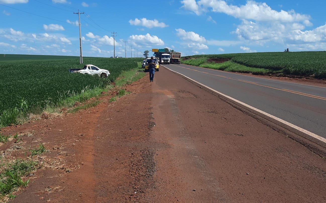 Motorista sai ileso após capotamento na rodovia PR-182, em Toledo