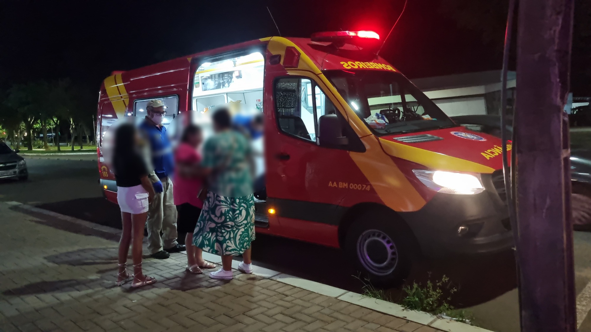 Idosa é socorrida pelo Siate após passar mal e cair na Avenida Brasil