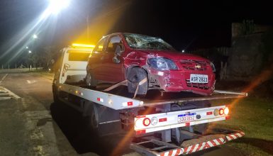 Imagem referente a Perseguição e acidente: Motorista abandona carro com 92 quilos de maconha