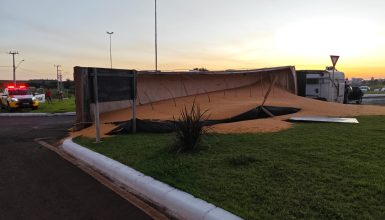 Imagem referente a Motorista fica ferido após tombamento de caminhão entre Itaipulândia e Missal