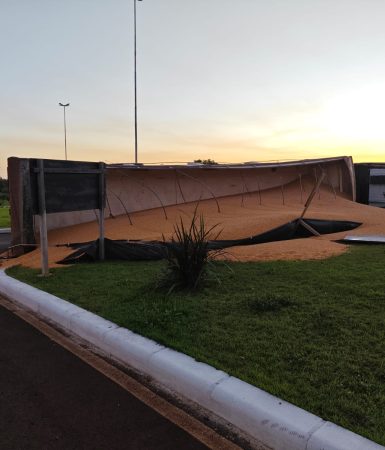 Imagem referente a Motorista fica ferido após tombamento de caminhão entre Itaipulândia e Missal