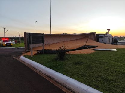 Imagem referente a Motorista fica ferido após tombamento de caminhão entre Itaipulândia e Missal