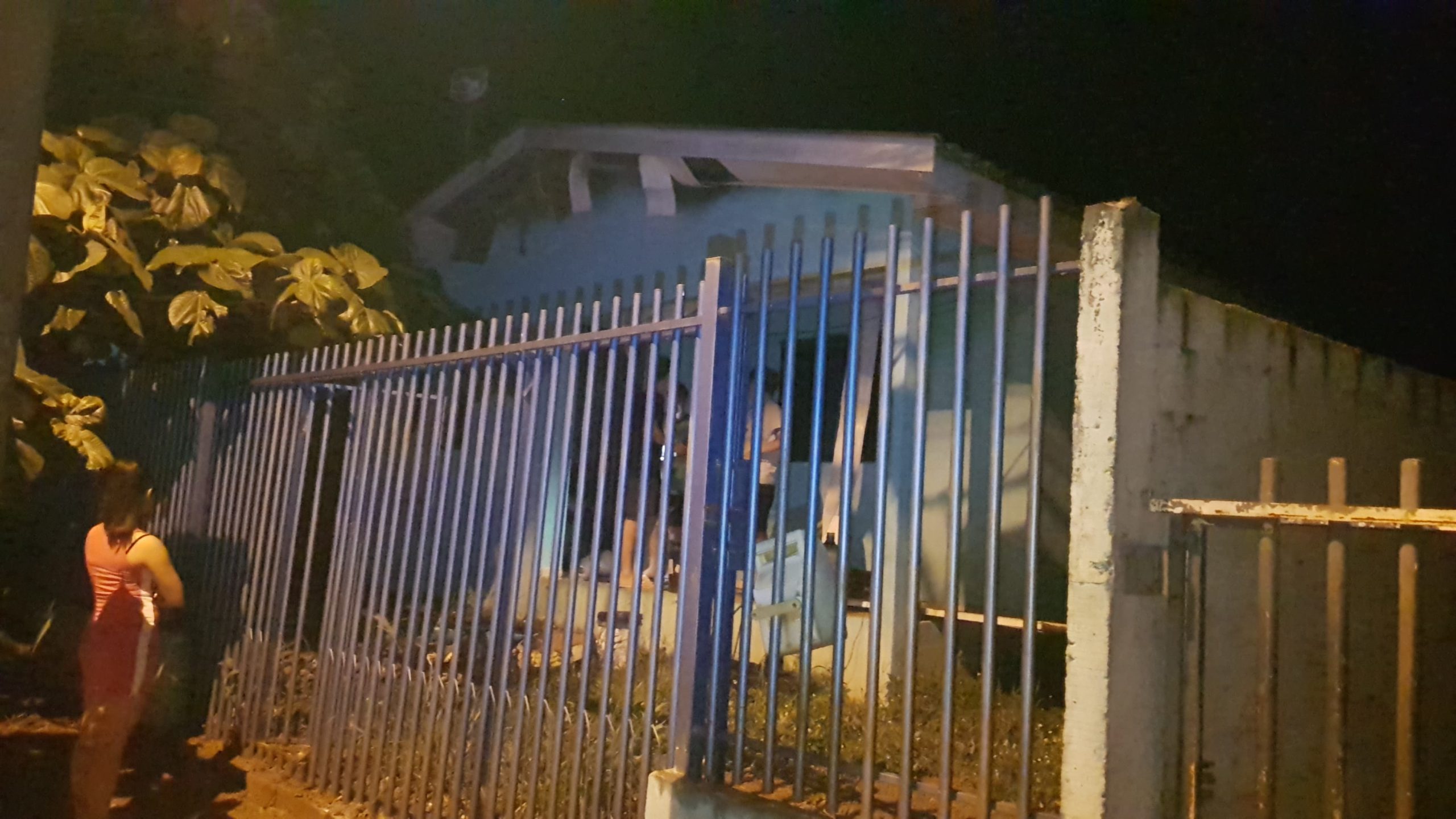 Mulher é resgatada de casa em chamas em Santa Maria
