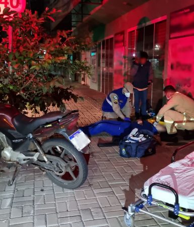 Imagem referente a Jovem fica ferida em acidente de moto na Avenida Barão do Cerro Azul