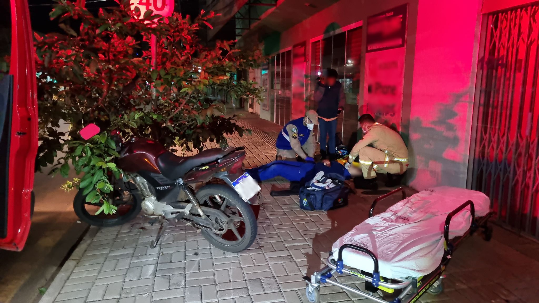 Jovem fica ferida em acidente de moto na Avenida Barão do Cerro Azul