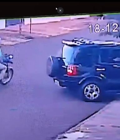 Imagem referente a Vídeo mostra momento em que homem é morto a tiros dentro de carro