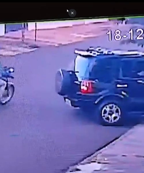 Imagem referente a Vídeo mostra momento em que homem é morto a tiros dentro de carro