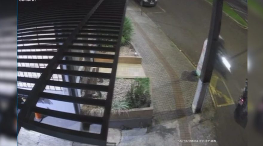 Impressionante: Vídeo mostra entregador sendo atingido em cheio por motocicleta