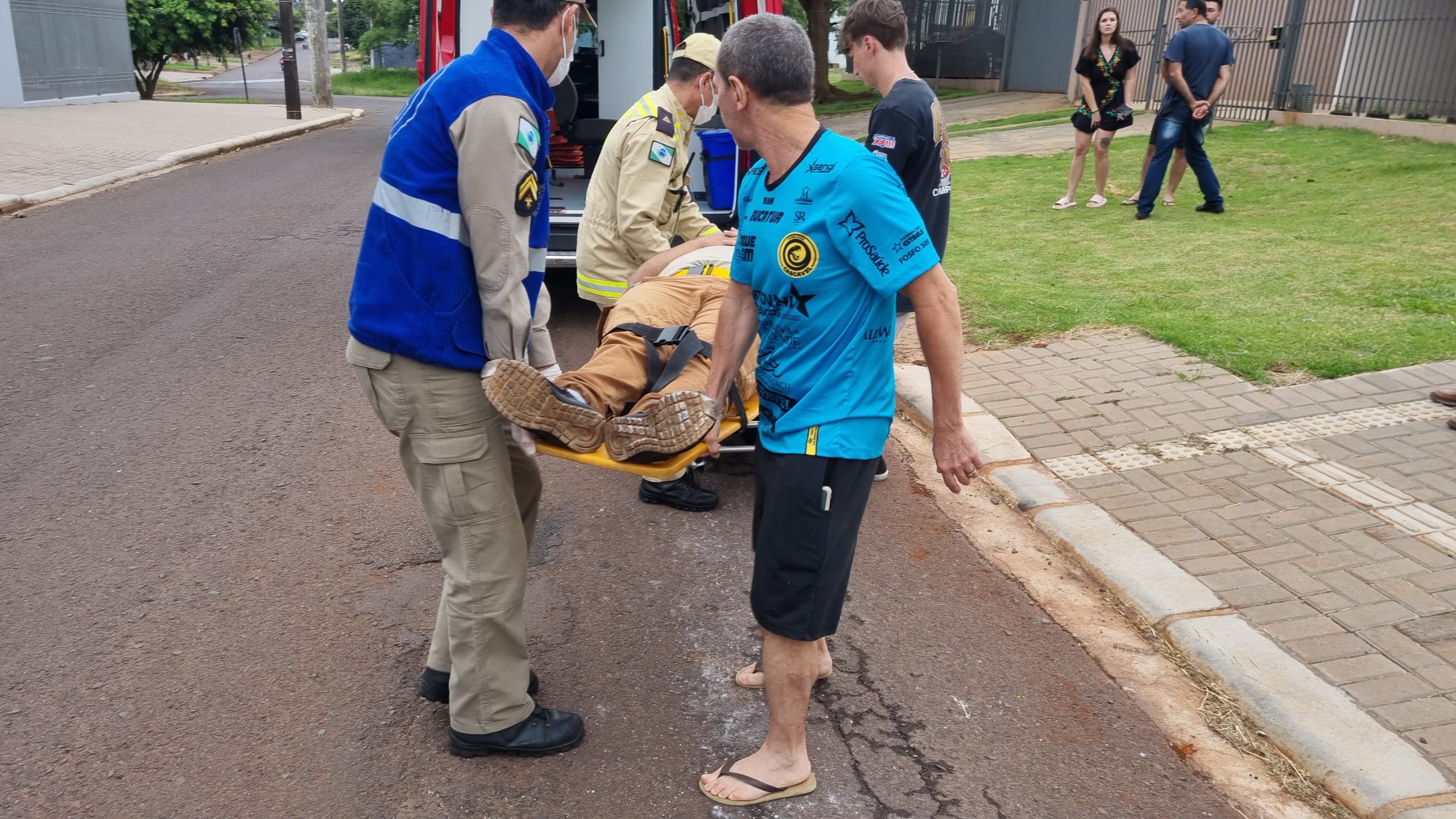 Motociclista cai e fica ferido na Rua Flamboyant Motociclista cai e fica ferido na Rua Flamboyant