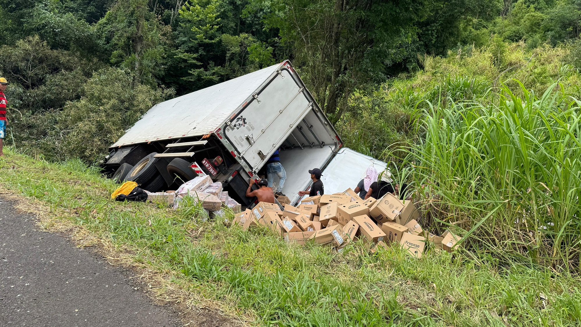 Caminhão tomba na BR-277 em Nova Laranjeiras e carga é saqueada por indígenas Caminhão tomba na BR-277 em Nova Laranjeiras e carga é saqueada por indígenas
