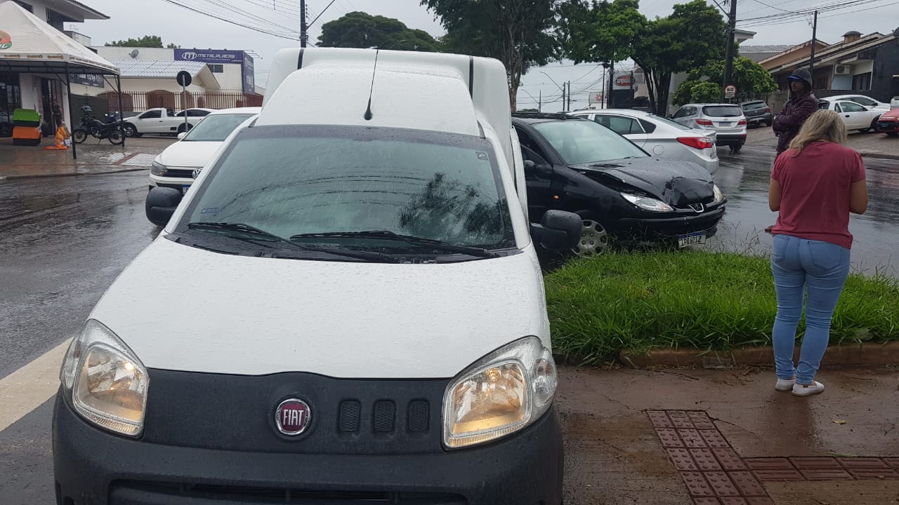 Peugeot 206 e Fiat Fiorino colidem na Avenida Rocha Pombo
