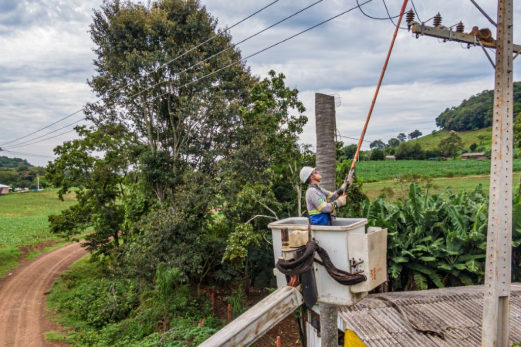 Segundo a Copel, seis mil domicílios seguem sem luz no Oeste Segundo a Copel, seis mil domicílios seguem sem luz no Oeste