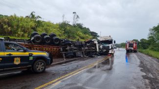 Duas pessoas morrem em colisão frontal entre carretas na BR-163