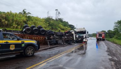 Imagem referente a Duas pessoas morrem em colisão frontal entre carretas na BR-163