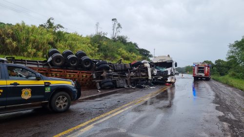 Imagem referente a Duas pessoas morrem em colisão frontal entre carretas na BR-163